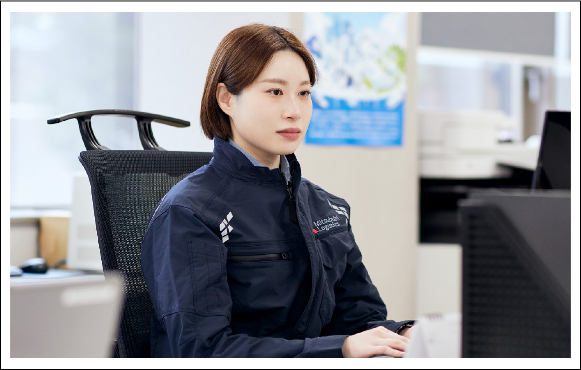 事務所内で事務処理作業